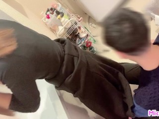 洗面所で身支度してる巨乳の彼女のスカートをまくって後ろから触りまくってそのまま生挿入-日本人/巨乳/個人撮影/素人カップル/立ちバック