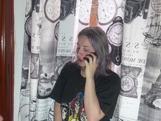 PERRA INFIEL ES FOLLADA  MIENTRAS HABLA CON SU NOVIO POR TELEFONO