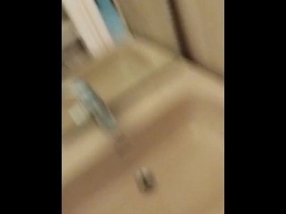 La metto in ginocchio e me lo faccio succhiare dalla mia troia e gli riempio la bocca di sperma