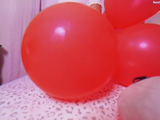 Tellmekimy is smashing balloons with her big fat ass