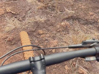 Ciclista gostosa me agradece com boquete e deixa eu gozar na sua buceta