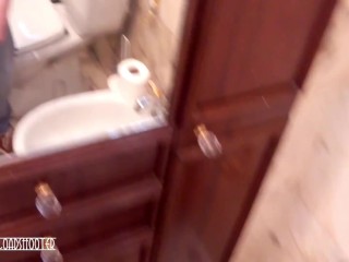 Maduro sexy muy cachondo acariciando su gran polla venosa en el baño de la casa de sus suegros 😈