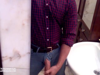 Maduro sexy muy cachondo acariciando su gran polla venosa en el baño de la casa de sus suegros 😈