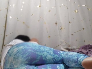 ゲームしながらケツを掻いたり屁をこく日本人女性。