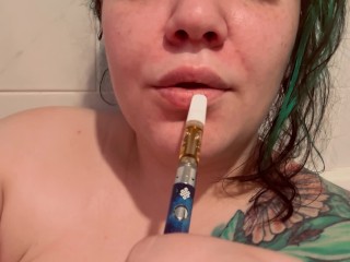 BBW shows off body while vaping