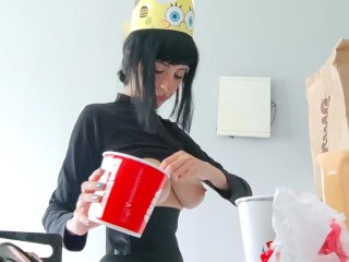 Comendo hamburguer gostoso