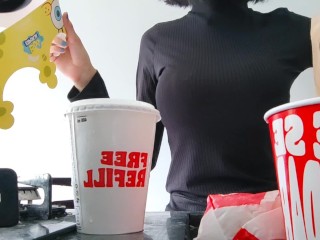 Comendo hamburguer gostoso