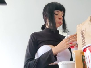 Comendo hamburguer gostoso