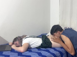 RUBIA COLEGIALA  FOLLA CON SU HERMANASTRO CON LA CONDICION QUE LE AYUDA CON LA TAREA PARTE 2