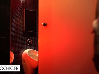Tiffany Leiddi does a blowjob in the toilets of a restaurant