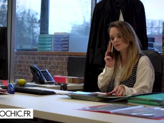 Tiffany Leiddi does a blowjob in the toilets of a restaurant