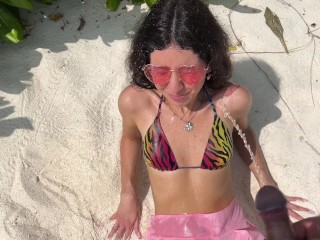 Кэтти мощно писает на пляже и я дарю ей золотой дождь на личико
