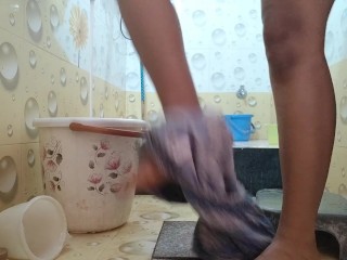 Stepsister and stepbrother fuck in the bathroom while parents are not at home