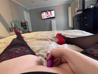 Toying myself to an orgasm while watching porn