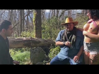 Sabrina Ice mostra le tette e ci prova con Axel Ramirez e con i suoi amici