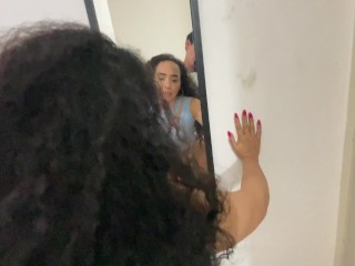 Me coge mi esposo, se la chupo bien rico y me los hecha en mi cuerpo