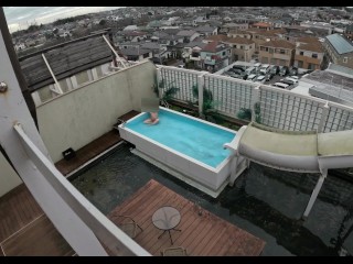 全裸ウォータースライダー