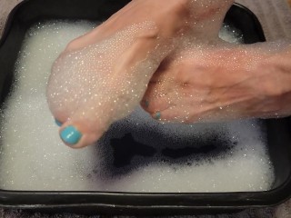 Soapy Foot Bubble Bath - Soaking my Sweaty Feet after a Long Day