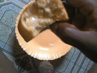 BBC EBONY CUMMING ON BREAD BEFORE EATING