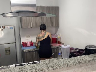 jefe caliente se come el gran culo de su empleada doméstica