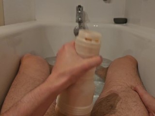 Je me branle dans mon bain à la main, puis avec ma vaginette