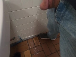 I love floor drain pissing