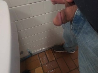I love floor drain pissing