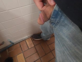 I love floor drain pissing