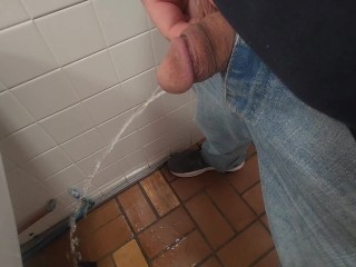 I love floor drain pissing