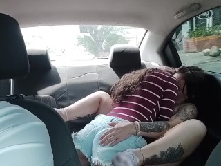 I seduce my best friend in the Uber on the way to work, I lick her pussy