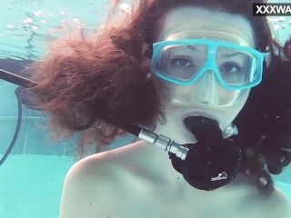 Emi Serene masturbates underwater in the pool