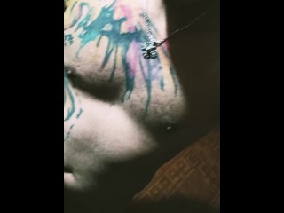 Rico chacal juega con su verga.