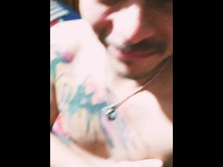 Rico chacal juega con su verga.