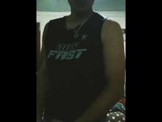 Rico chacal juega con su verga.