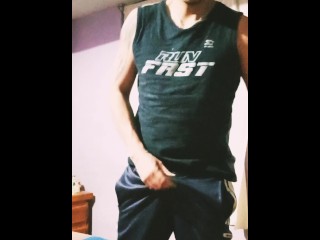 Rico chacal juega con su verga.