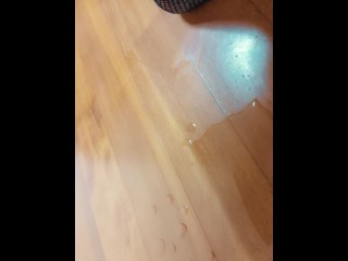 La GATTINA ECCITATA IN RETE NERA si masturba, PISCIA NELLA SUA CIOTOLA E SQUIRTA - Miele Blanco Pee