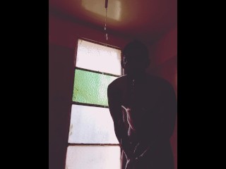 Camara capta moreno latino masturbandose en el baño