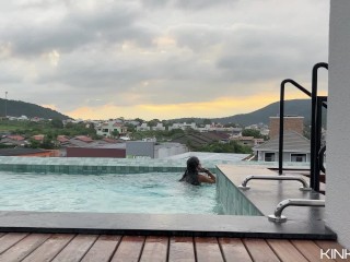 Una extranã en la piscina se divierte poniéndome dura la verga