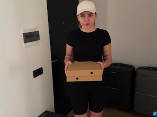 The Cute Courier Turned Out To Be A Pervert - Fucked Her And Cum In Her Mouth To Pay For Pizza