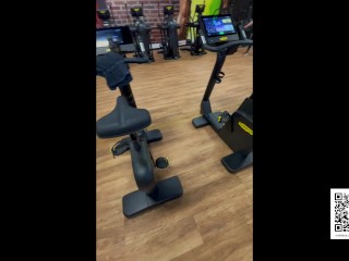 I was getting so horny at gym by showing my boobs