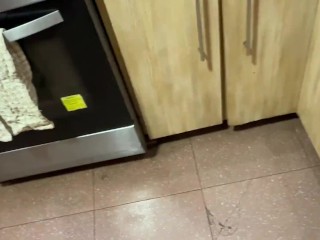 Suegra y Yerno solos en casa, lo invita a que folle su ENORME CULO!!😳💦