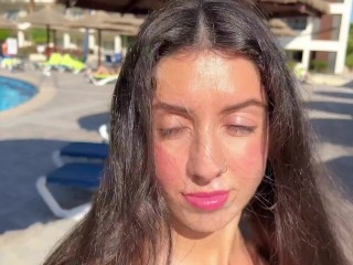 Шлюшка согласилась прогуляться со спермой на лице за деньги по отелю полным людей - Cumwalk