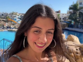 Шлюшка согласилась прогуляться со спермой на лице за деньги по отелю полным людей - Cumwalk