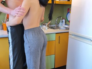 Couple fucked in the kitchen, the girl came to cook and got fucked