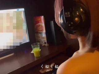 【字幕実況】ネカフェで声を押し殺して乳首イキ エロアニメ見ながらオナニーやばすぎ　素人 喘ぎ声 本気アクメ 変態 ドM パイパン 日本人 ギャル 地雷  Japanese Amateur