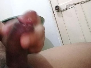 relajando mi pene . en el baño.  me masturbo