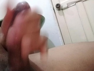relajando mi pene . en el baño.  me masturbo