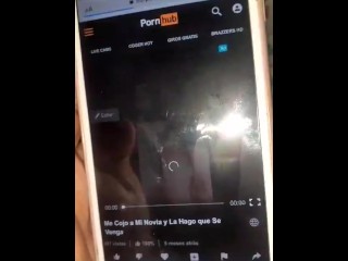 Verga grande me hago una paja en la regadera viendo porno