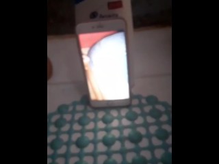 Verga grande me hago una paja en la regadera viendo porno