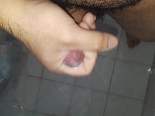 Lavando mi pene y me saque la lechita accidentalmente